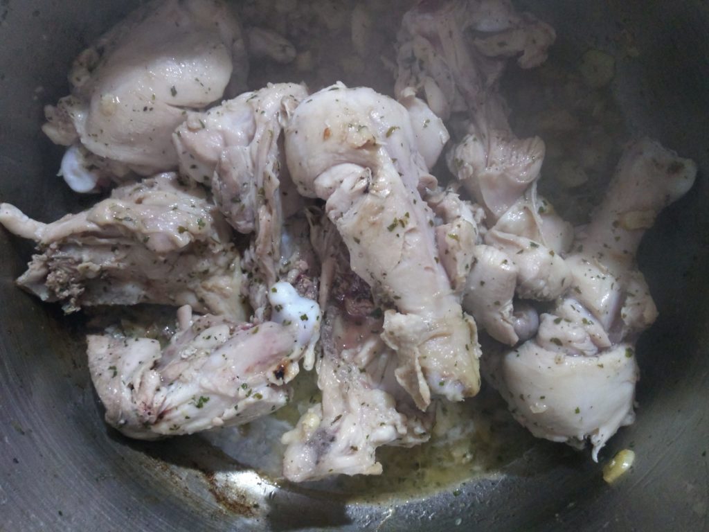 Pollo con vino y perejil