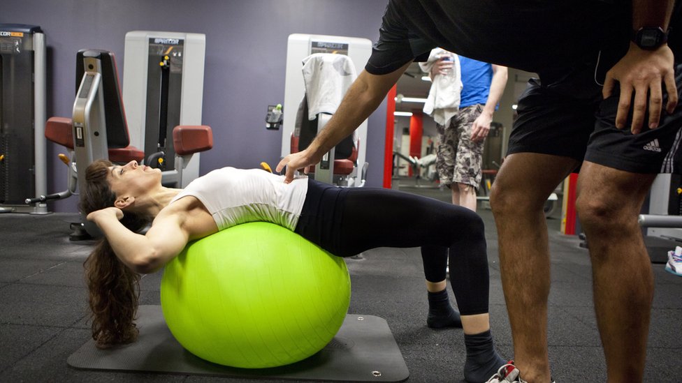 abdominales con pelota de pilates