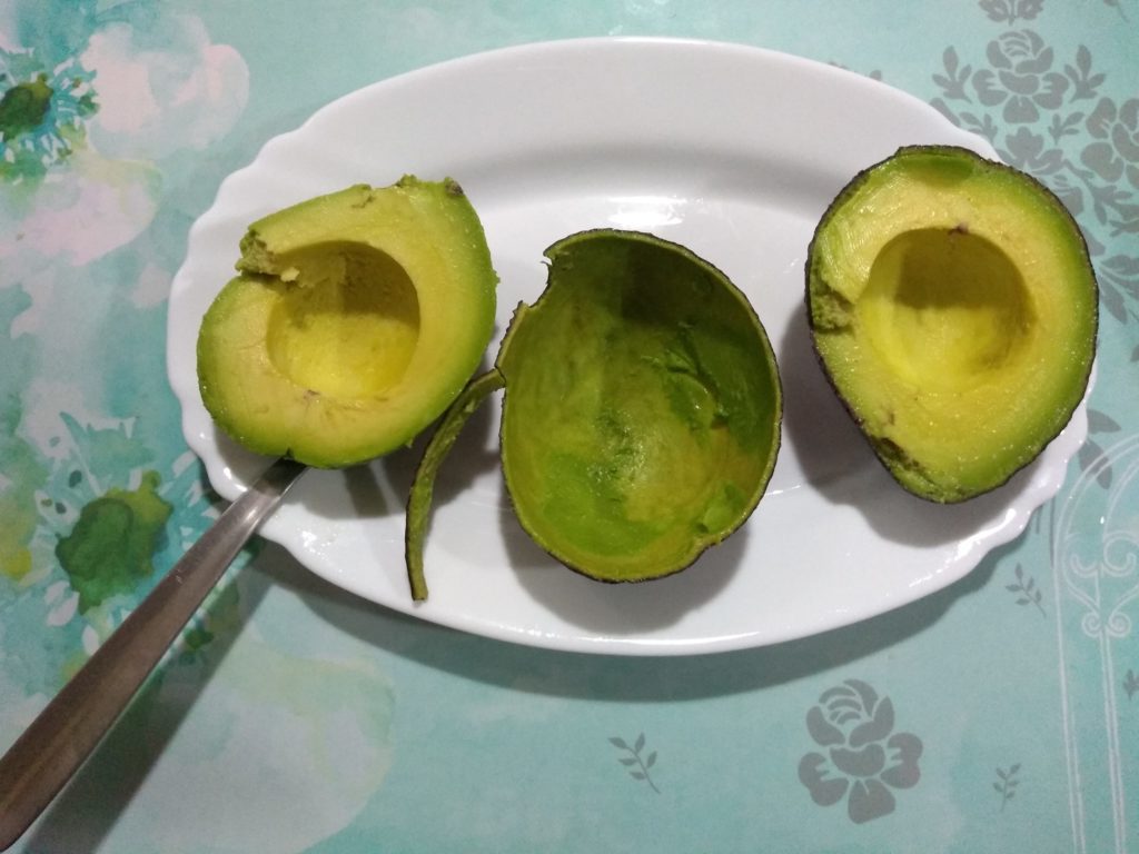 sacar la carne del aguacate