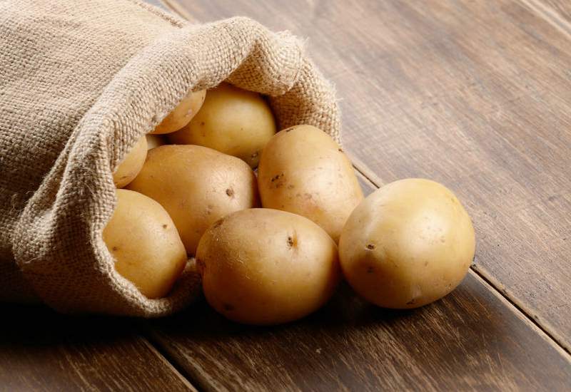 tres patatas grandes cortadas en rodajas finas