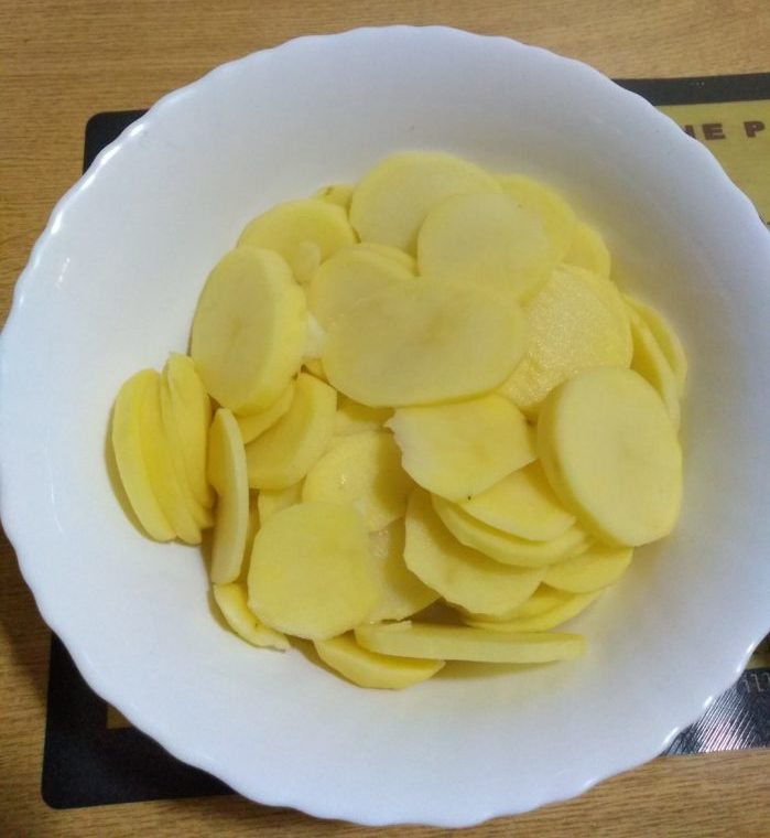 Patatas cortadas en rodajas finas