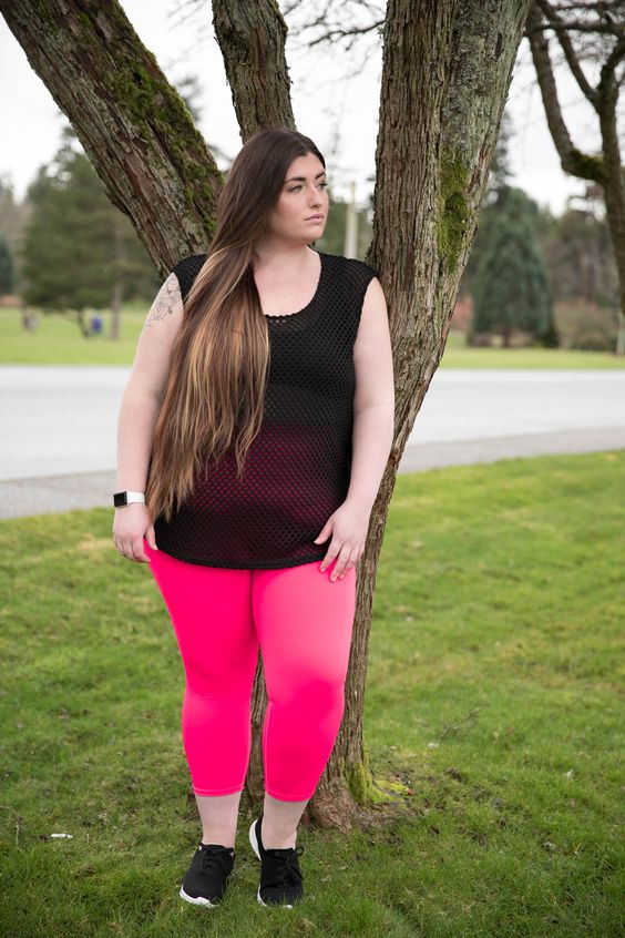 Camiseta de rejilla y pantalones rosas. Precioso conjunto.