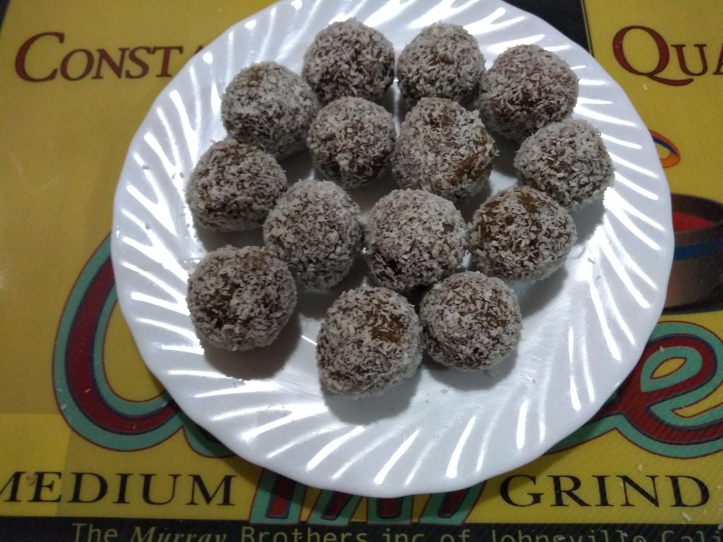 Trufas tramposas de dátil y coco