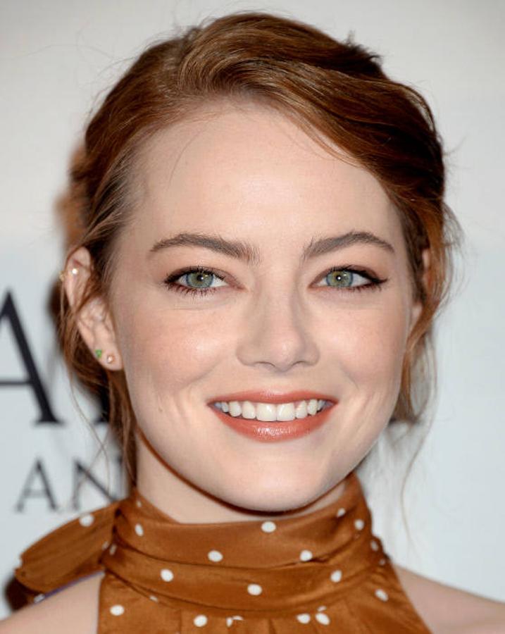 Emma Stone lleva un color que no define bien sus labios.