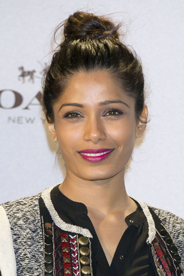 Freida Pinto, un color morado arriesgado, que queda genial con la piel morena.