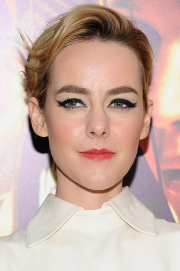 Jena Malone, con labios rojos que dan volumen a sus labios.