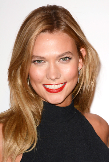 Karlie Kloss labios rojo intenso, preciosos.