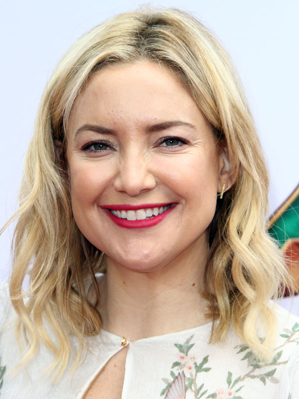 Kate Hudson, arriesgando con un color rojo impresionante.