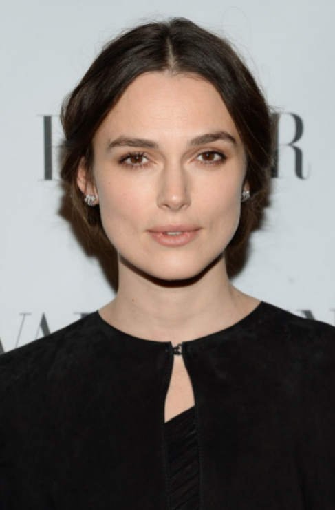 Keira Knightley sin brillo de labios. No es la mejor opción.