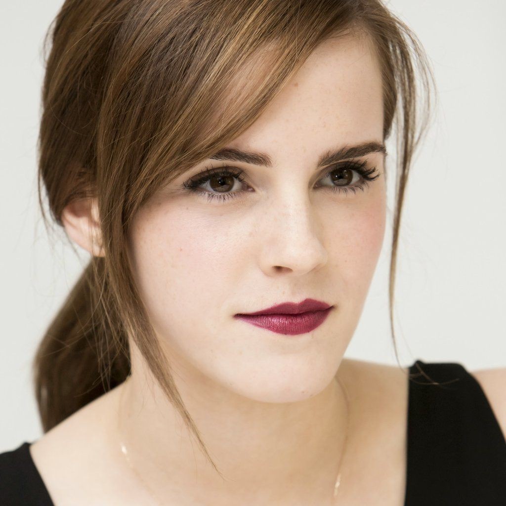 Emma Watson con colores oscuros que no aumentan el tamaño de los labios.