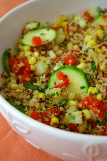 Ensalada de quinoa con pepino y cebollino