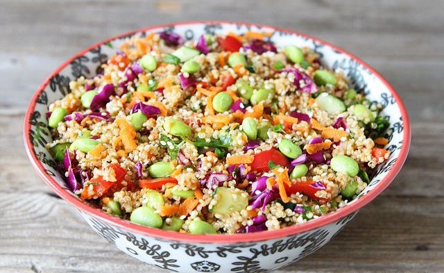 Ensalada de quinoa con habas tiernas y lombarda