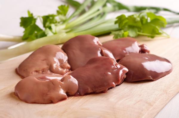 Hígados de pollo frescos, para cocinar encebollados.