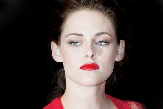 Kristen Stewar con los labios rojos, tampoco está mal. 