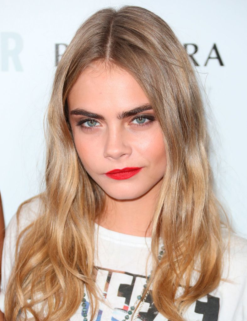 Cara Delevingne el rojo resalta sus labios.