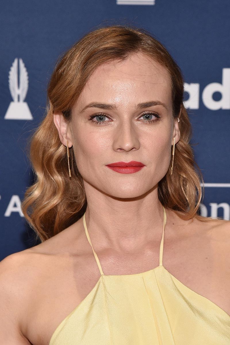 Diane Kruger con labios rojo oscuro, pero no demasiado.