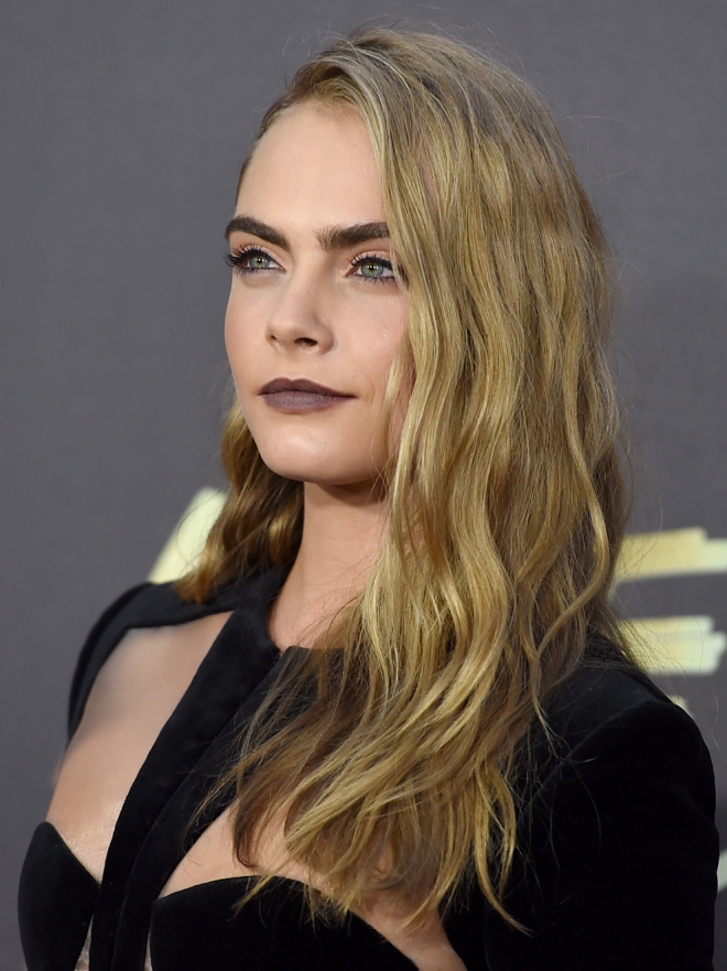 Cara Delevingne los colores oscuros y mates no resaltan la boca.