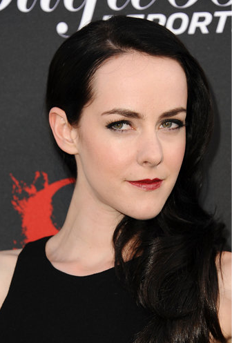 Jena Malone, con labios oscuros. No es un color favorecedor cuando los labios son finos.