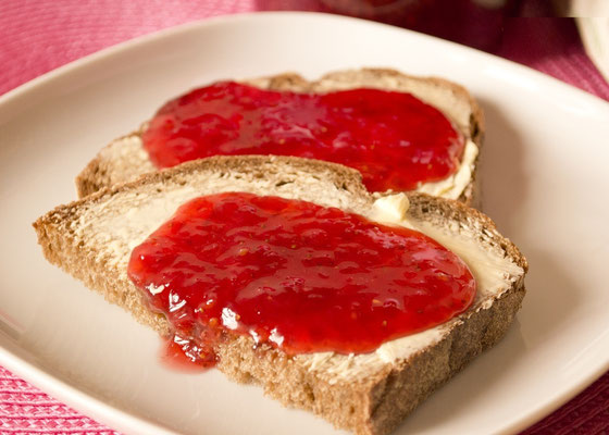 Tostadas con mermelada de fresa