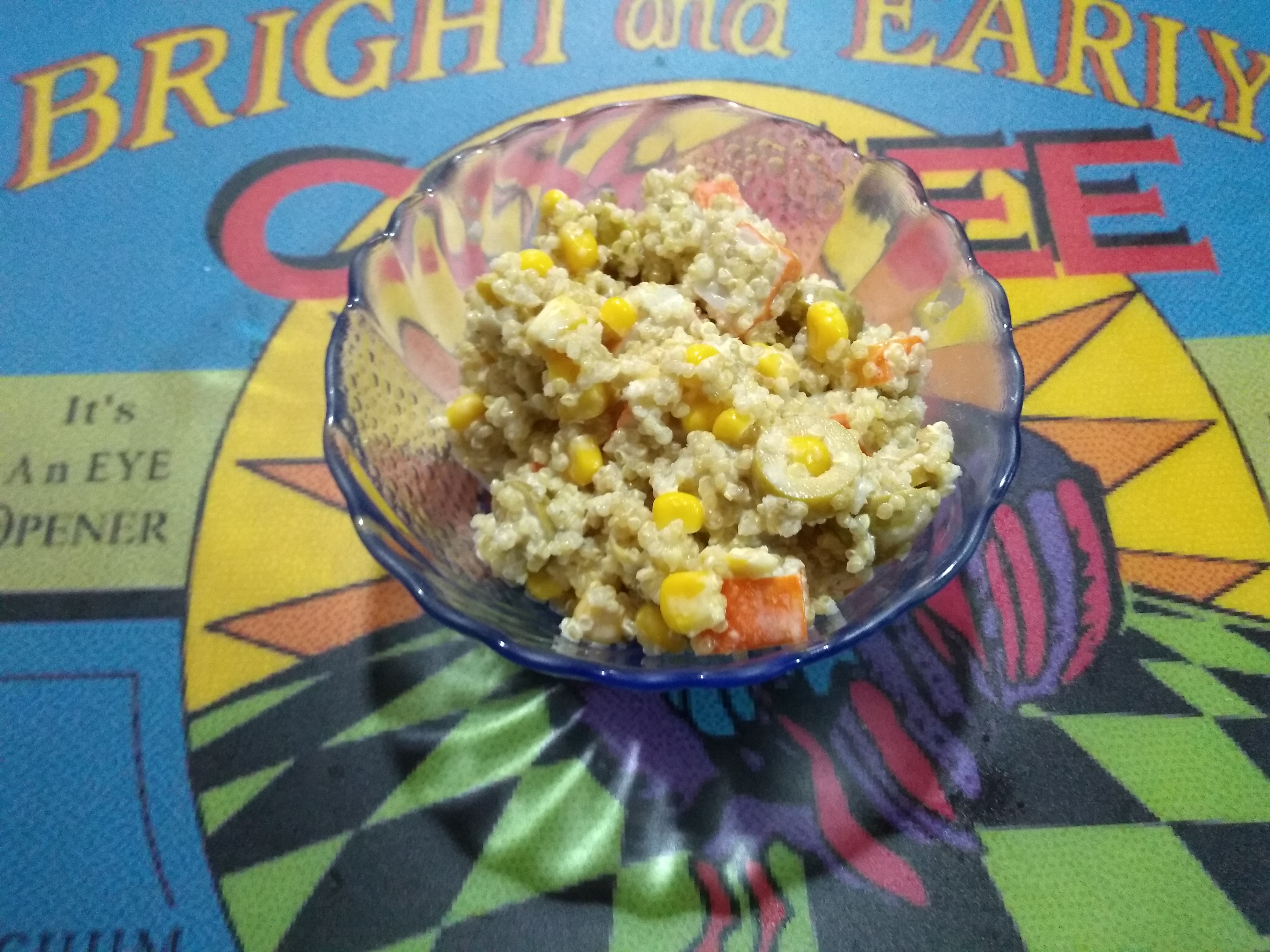 Plato de ensalada de surimi y quinoa