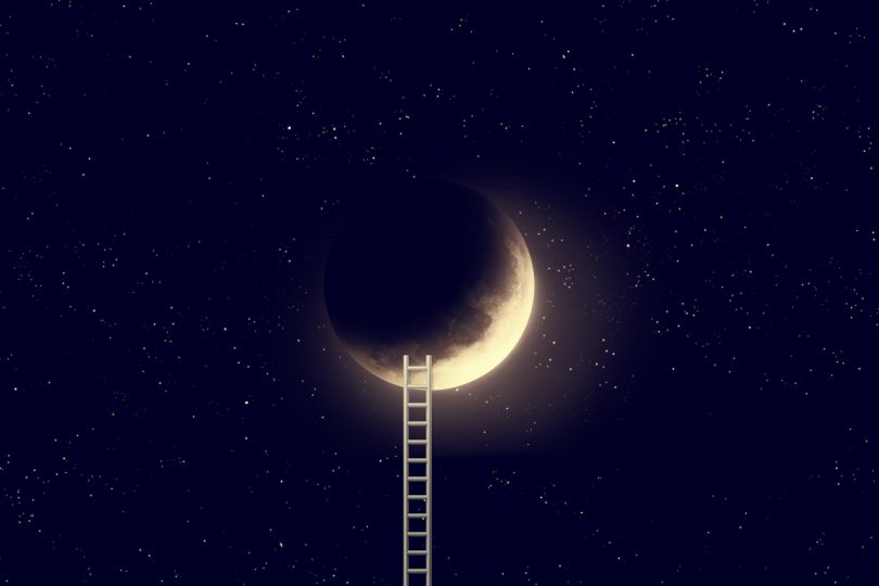 Si sueñas con alcanzar la luna, busca en tus sueños la escalera más alta. Lo lograrás.
