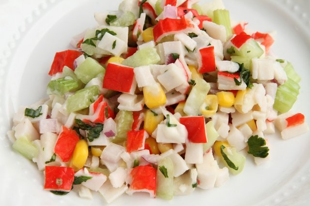 Ensalada con apio y surimi