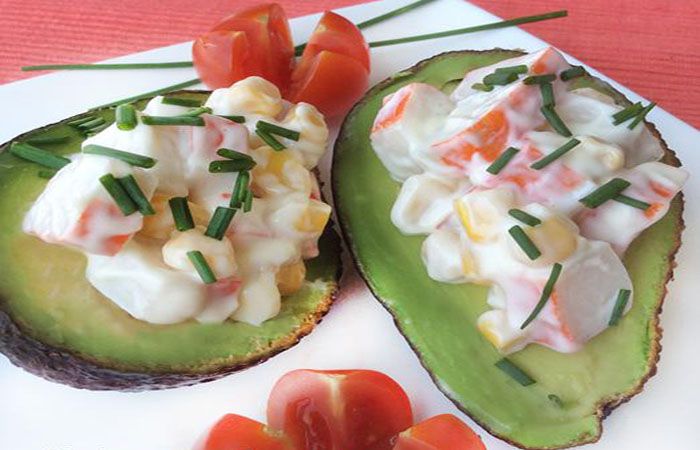 Aguacates con ensaladilla de surimi