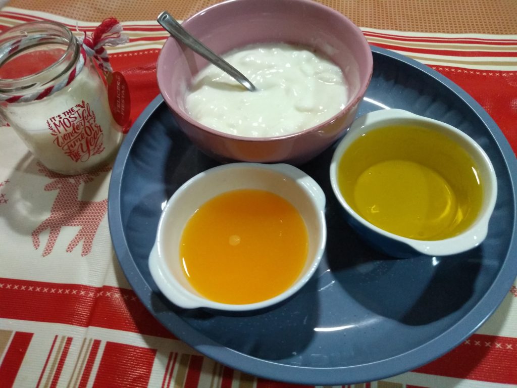 Yogur desnatado, aceite y zumo de naranja