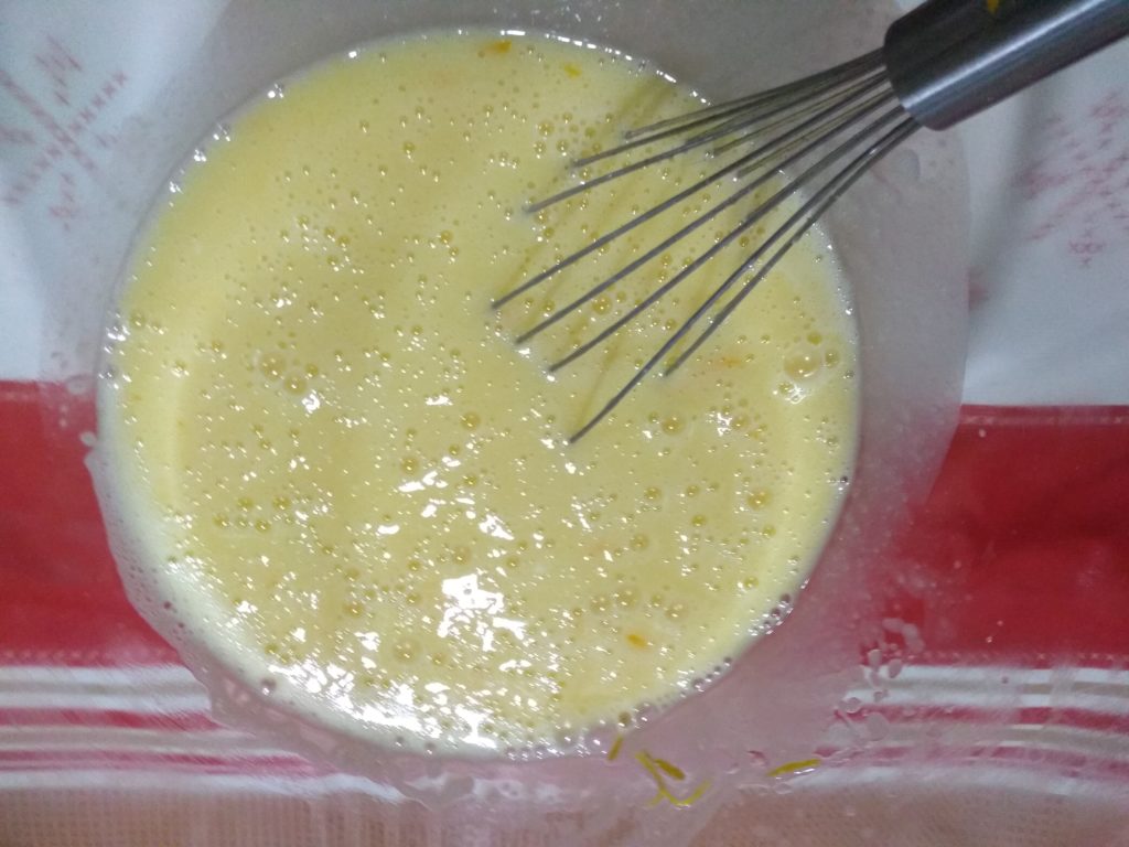 Porción de Bizcocho Navideño de nueces y pasas, Mezclar los líquidos con el huevo