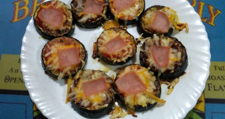 Plato con minipizzas de calabacín