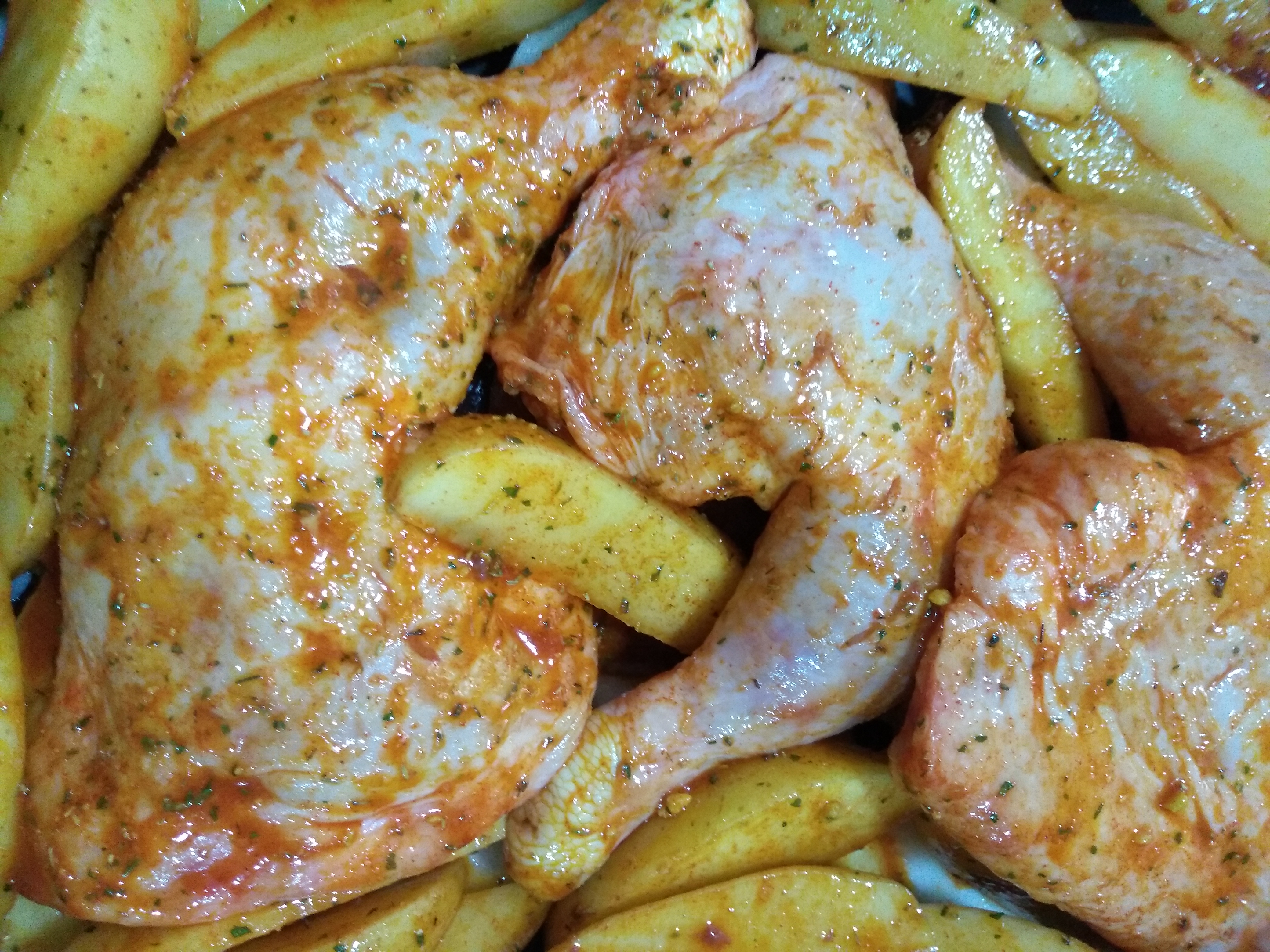 Pollo aliñado en bandeja para el horno