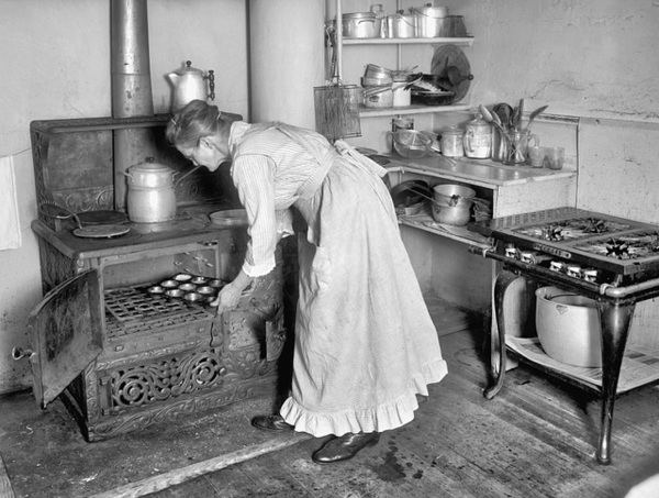 Señora cocinando en cocina de leña
