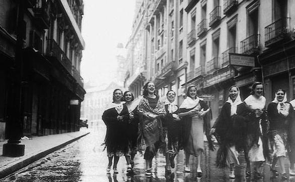 Chicas caminando a la verbena