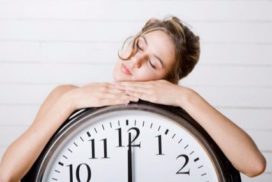 Mujer dormida sobre reloj