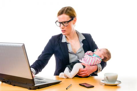 Mujer con bebé trabajando. Dormir ¡la dieta de ensueño!