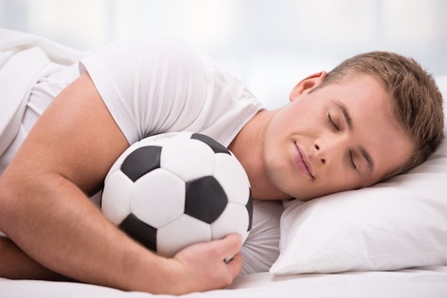 hombre dormido con balón Dormir, ¡la dieta de ensueño!