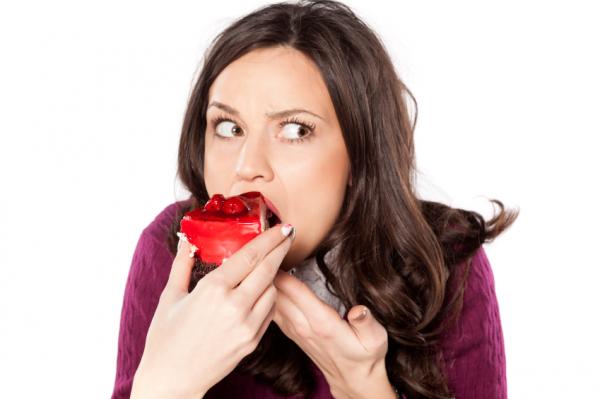 Mujer comiendo un dulce