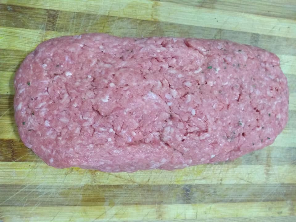 Rollo de carne antes de sellarlo en la sartén