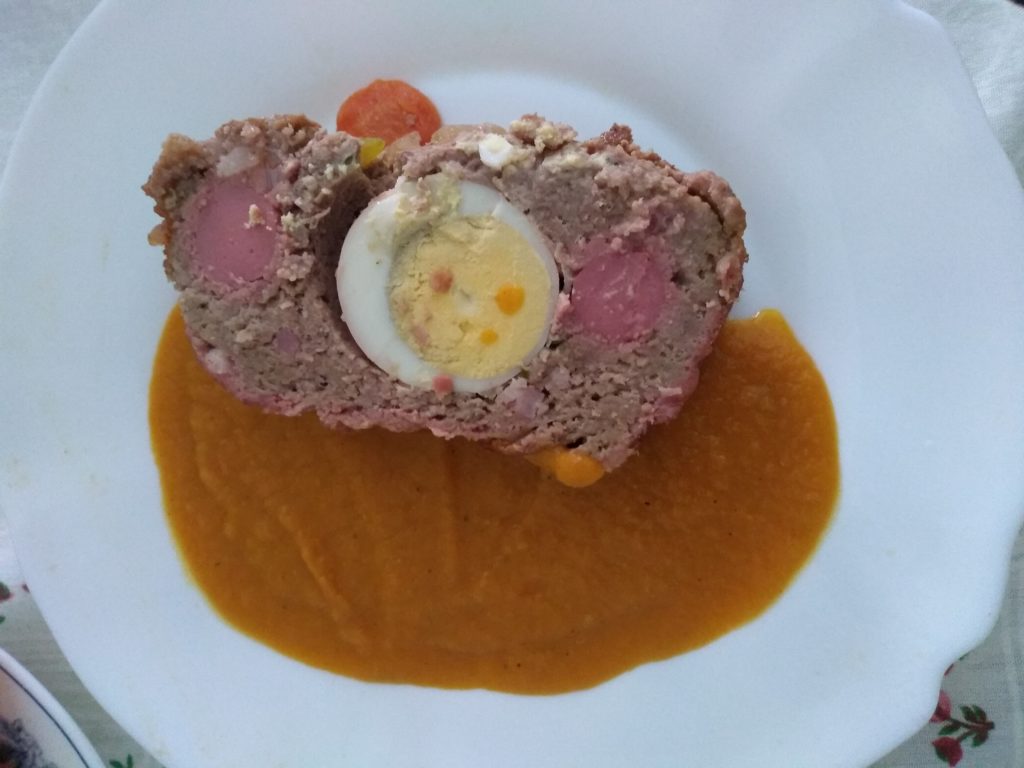 Rollo de carne picada relleno en Reyes