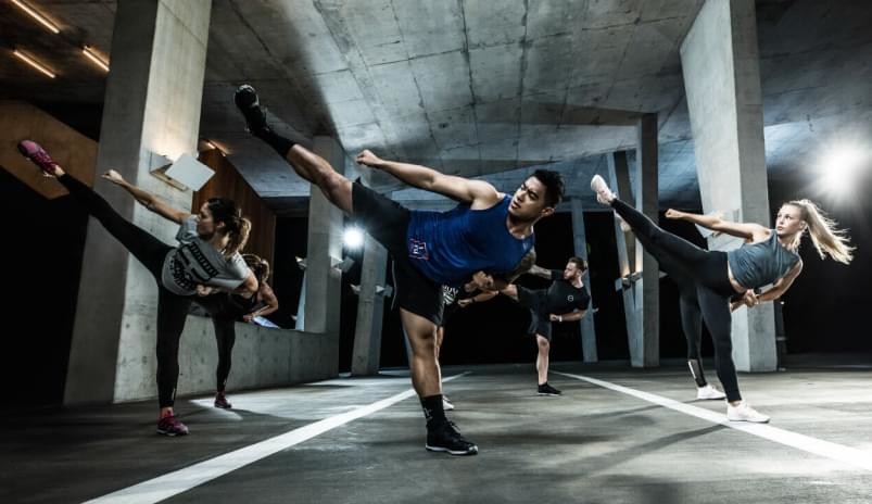 Clase de Bodycombat y yoga impresionante