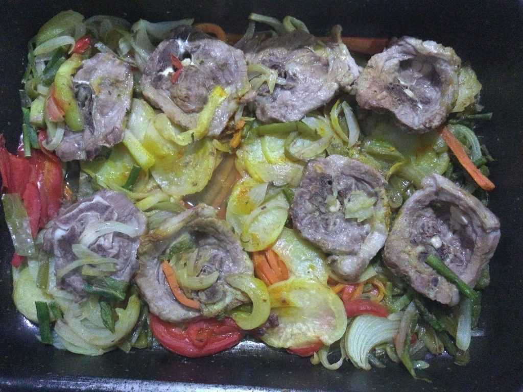 cuello de cordero al horno con verduras 