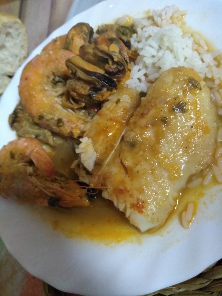 Filete de pescado en salsa marinera