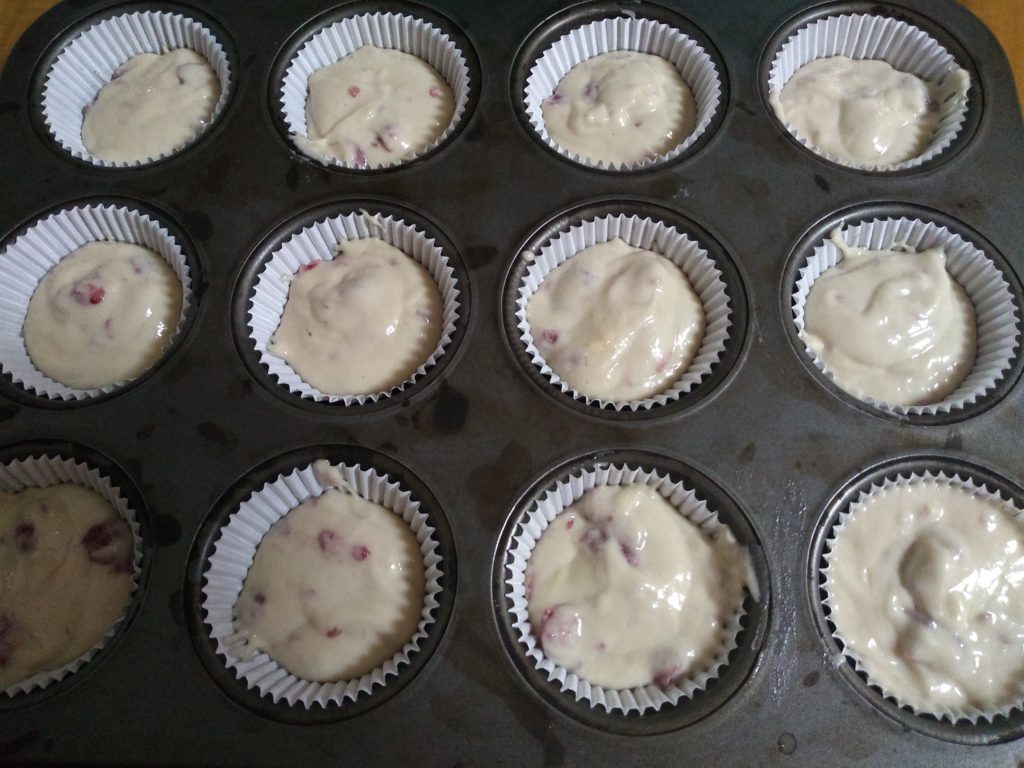 Muffins de frambuesas sin azúcar superesponjosos 