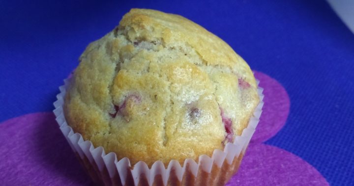 Muffins de frambuesas sin azúcar superesponjosos